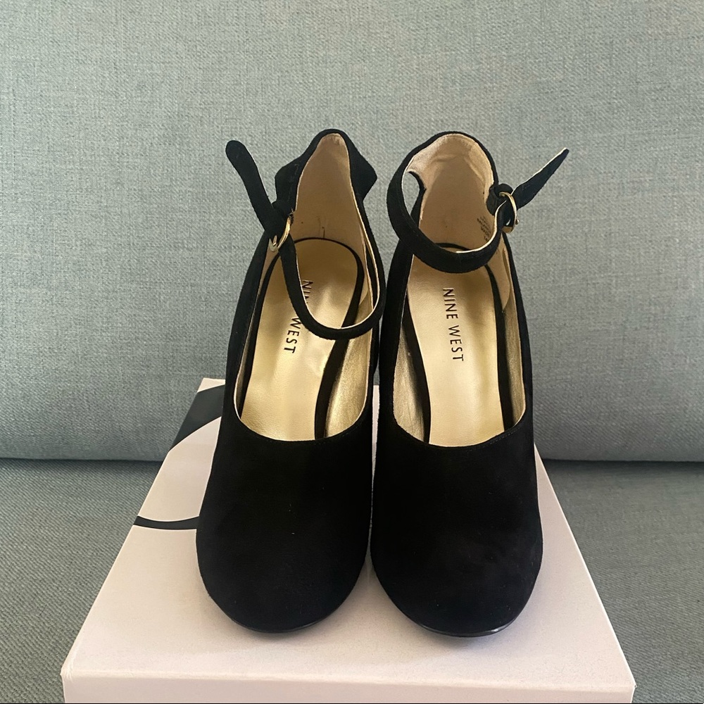Nine West suede Mary Jane heels, size 6